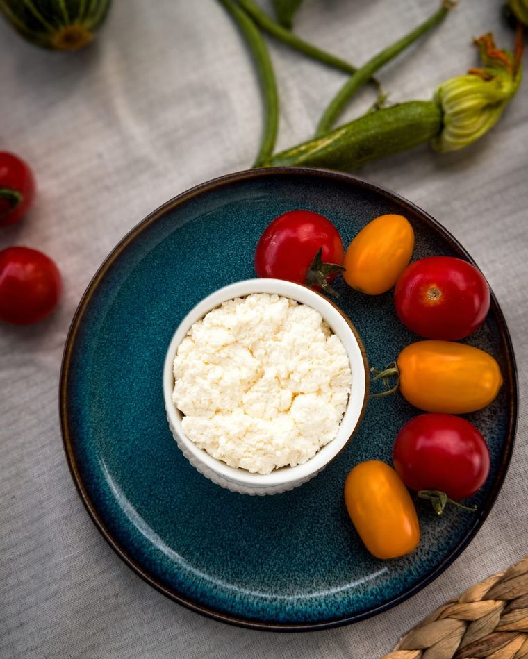 La Ricotta Forte Norma, coppetta su piatto con pomodorini